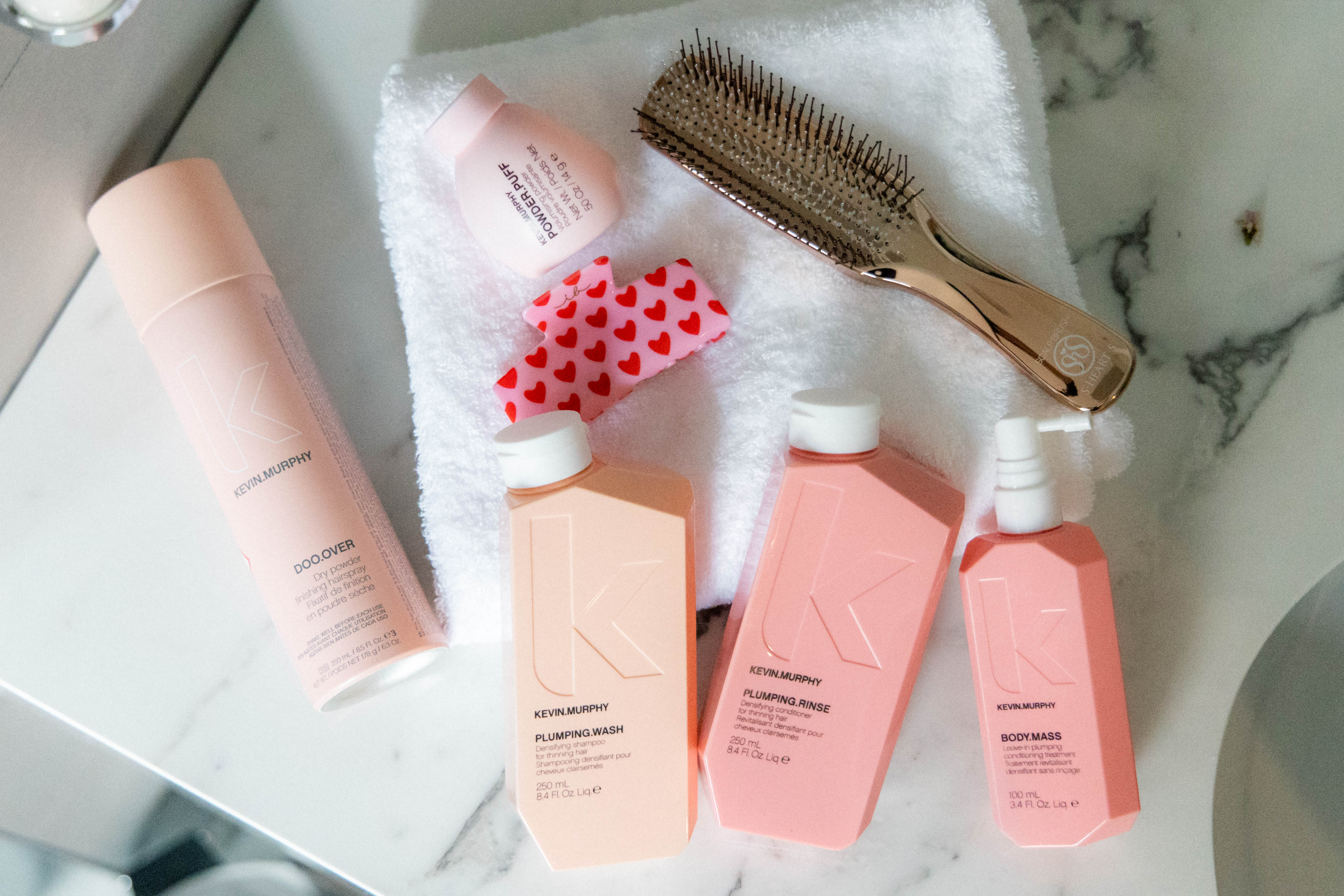 Cacher les cheveux blancs sans les abîmer : les solutions de coloriste