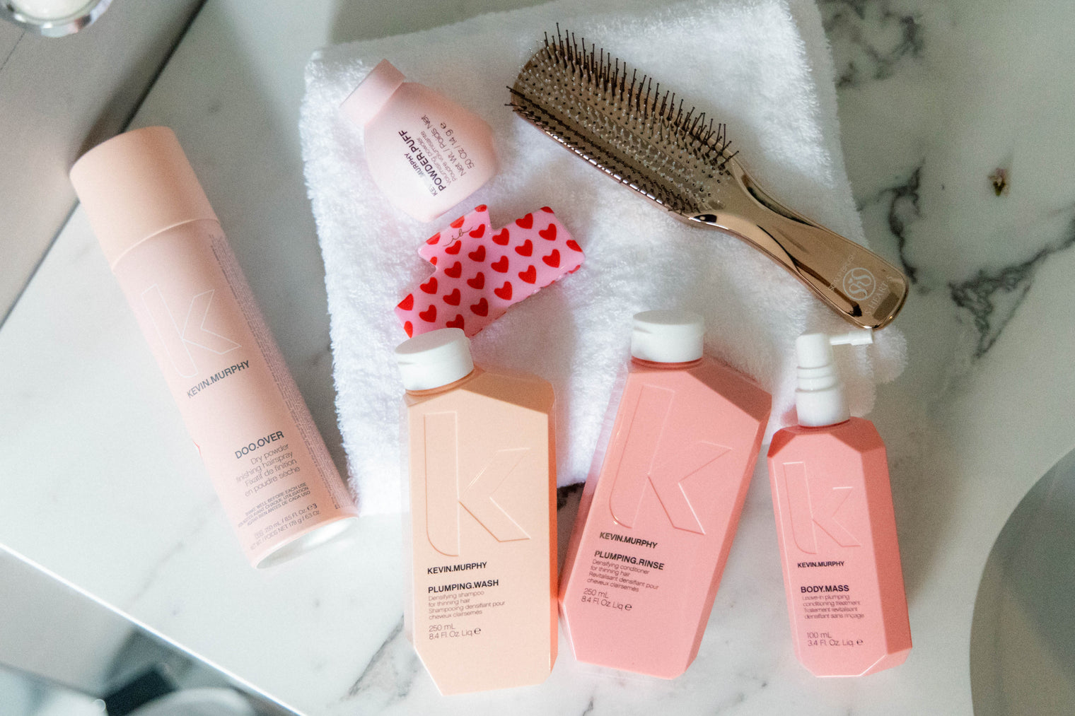 Cacher les cheveux blancs sans les abîmer : les solutions de coloriste